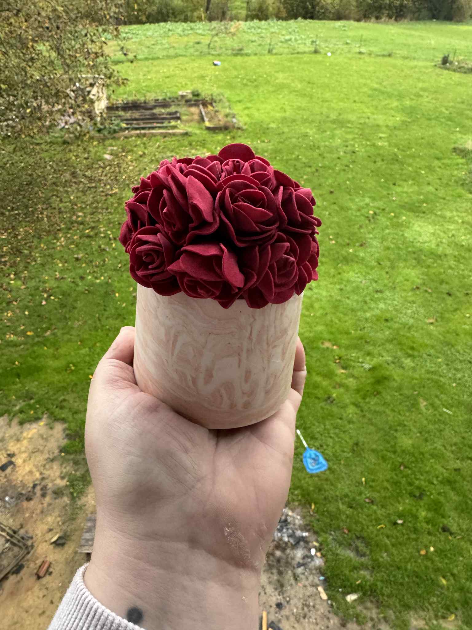 Pot jesmonite et fleurs artificielles