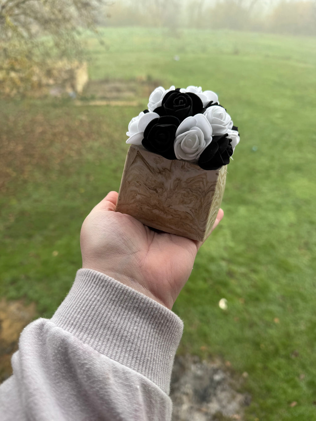 Pot carré jesmonite et fleurs artificielles