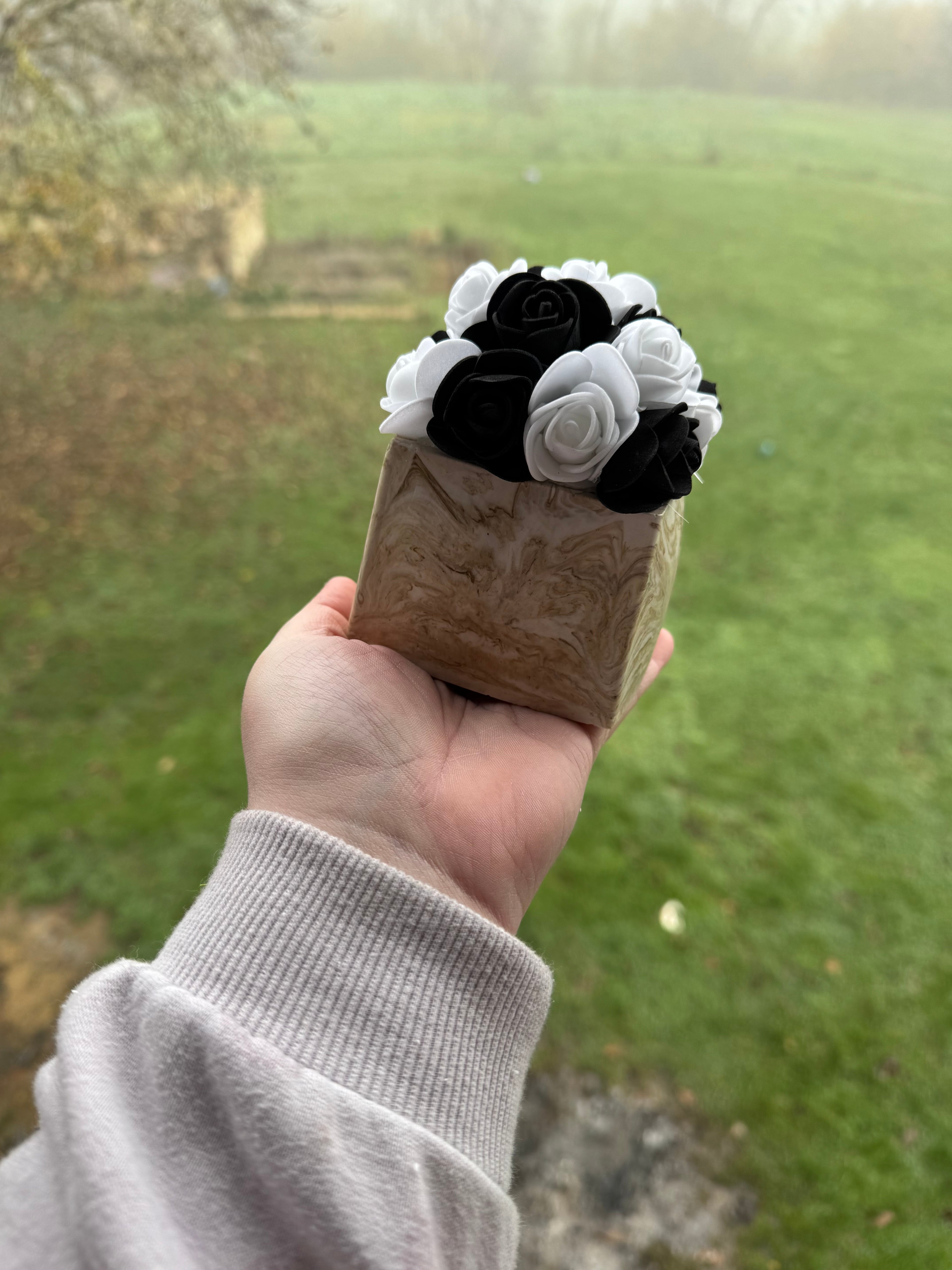 Pot carré jesmonite et fleurs artificielles