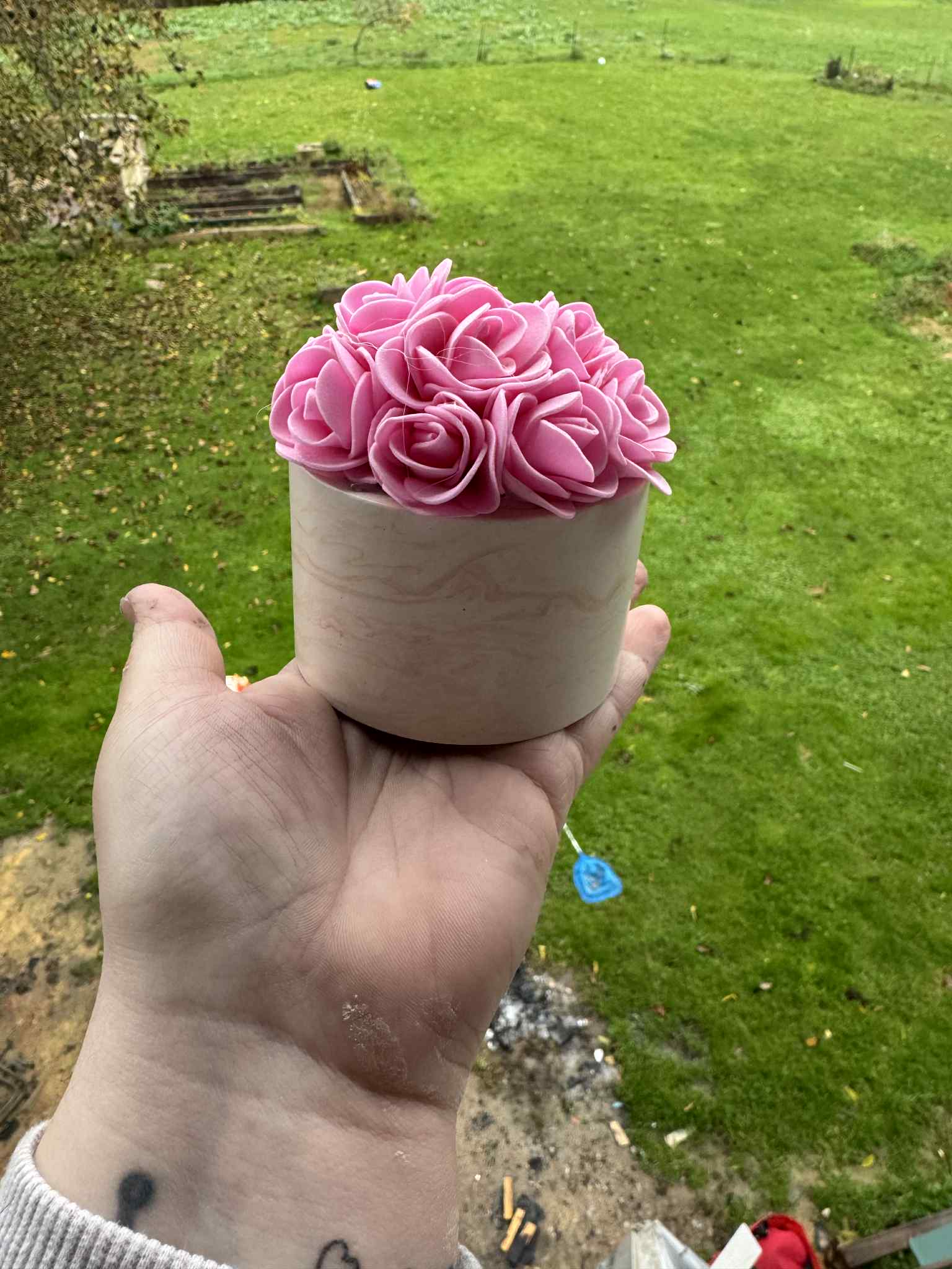 Petit pot jesmonite et fleurs artificielles