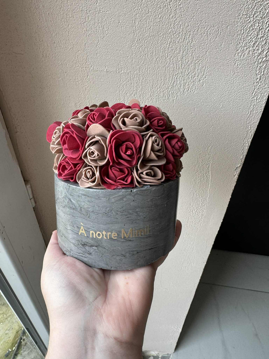 Pot ovale jesmonite et fleurs artificielles