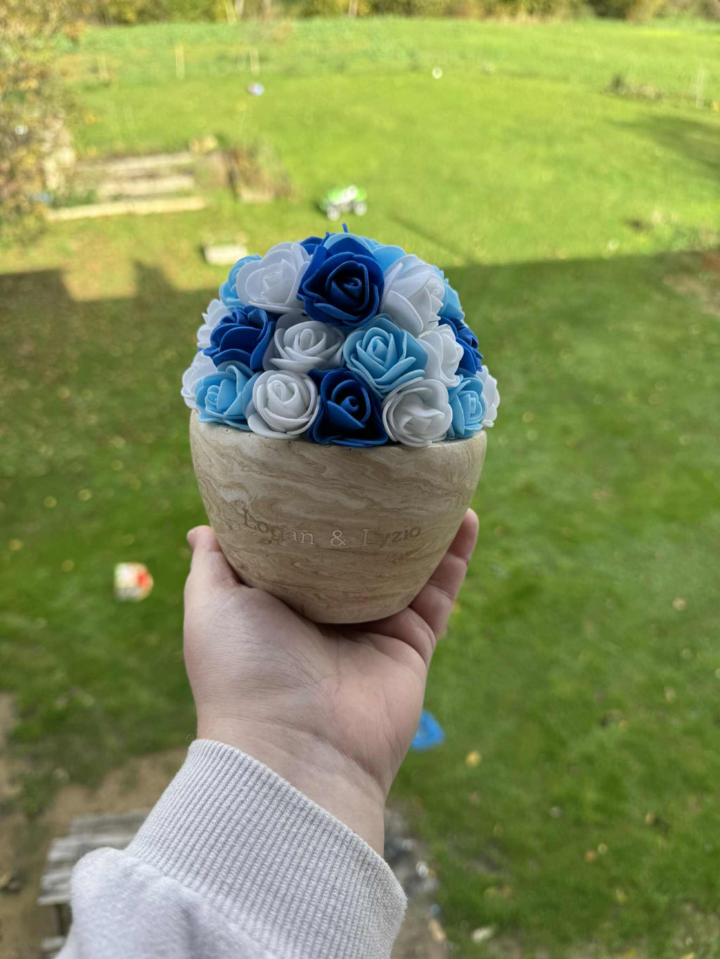 Pot cône jesmonite et fleurs artificielles