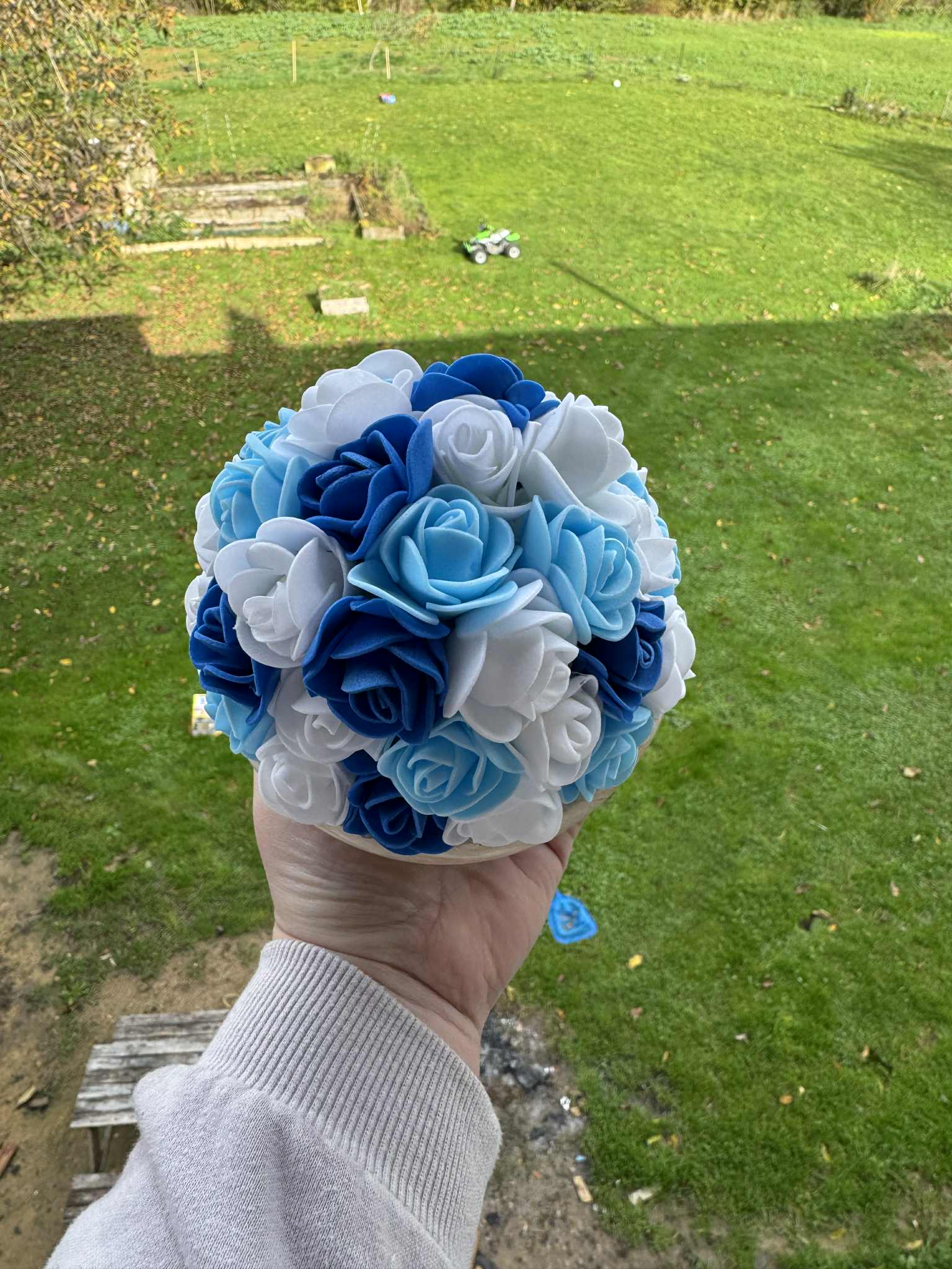 Pot cône jesmonite et fleurs artificielles