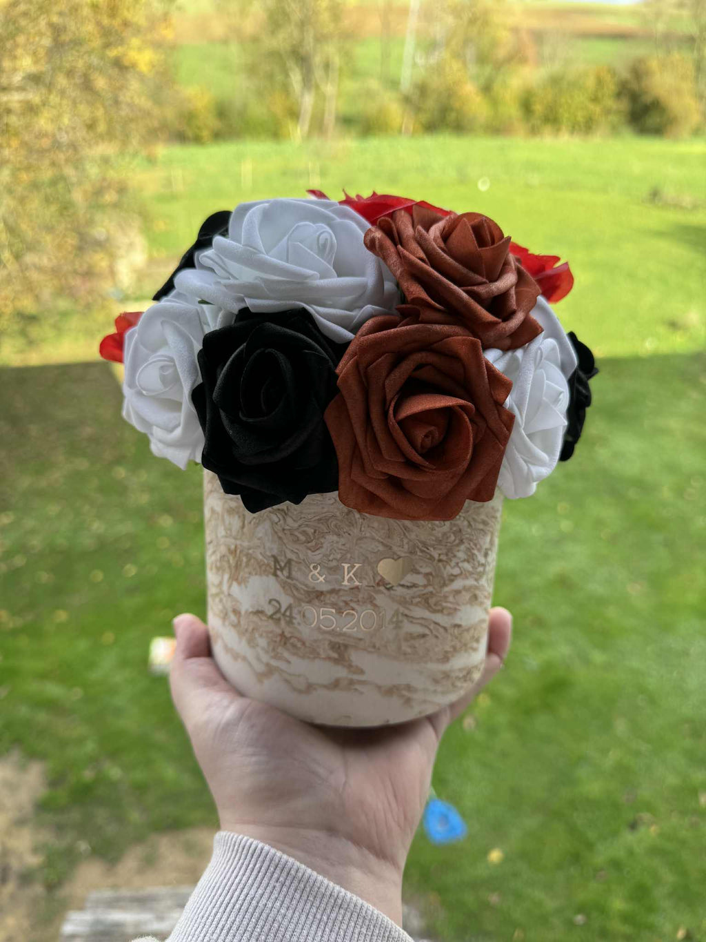 Gros pot jesmonite et fleurs artificielles