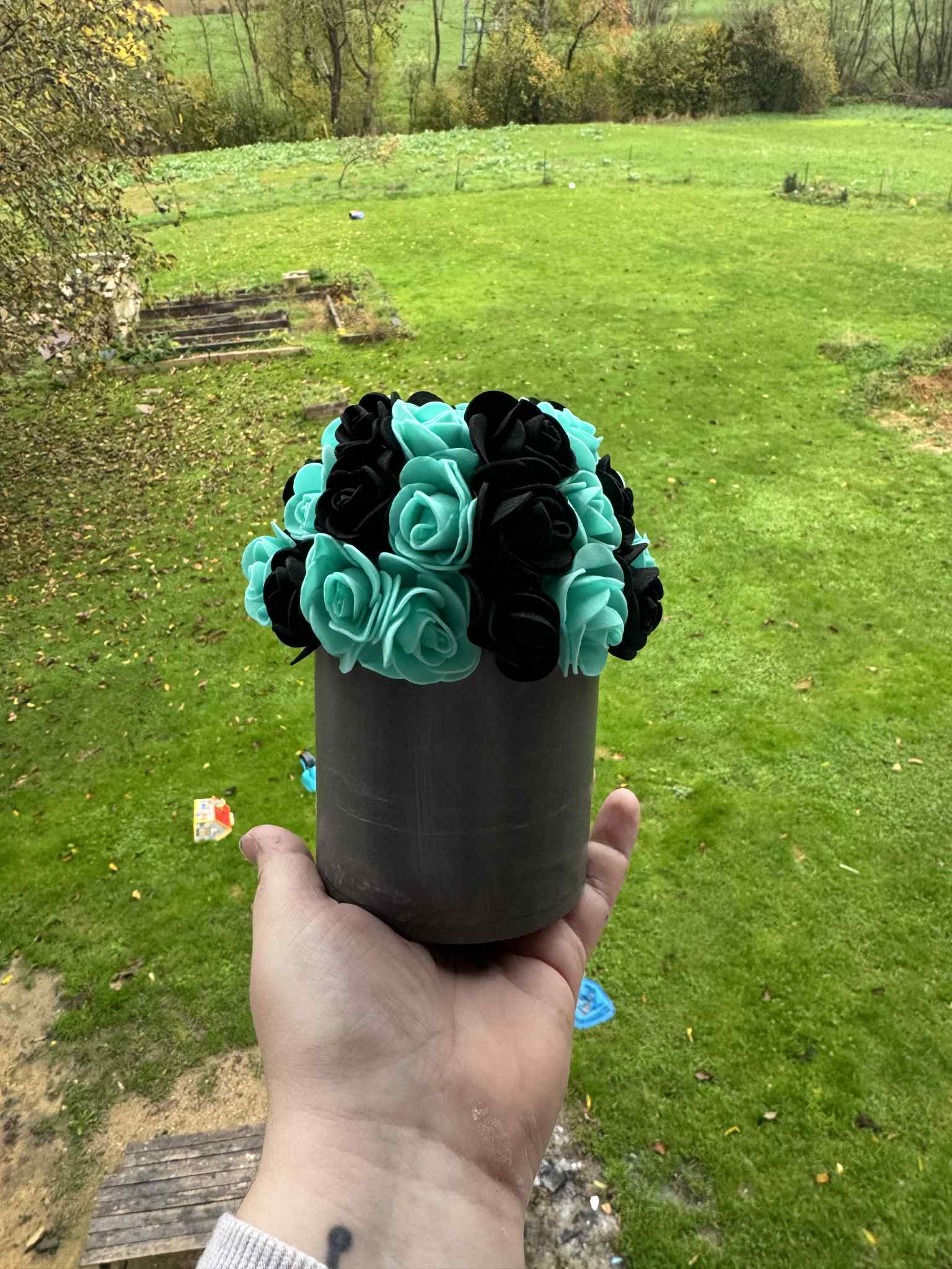 Pot jesmonite et fleurs artificielles