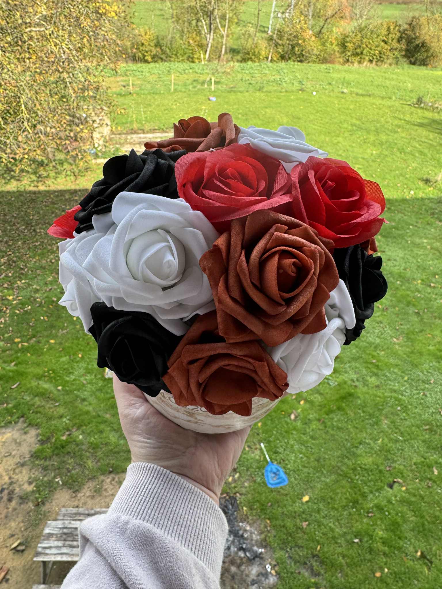 Gros pot jesmonite et fleurs artificielles