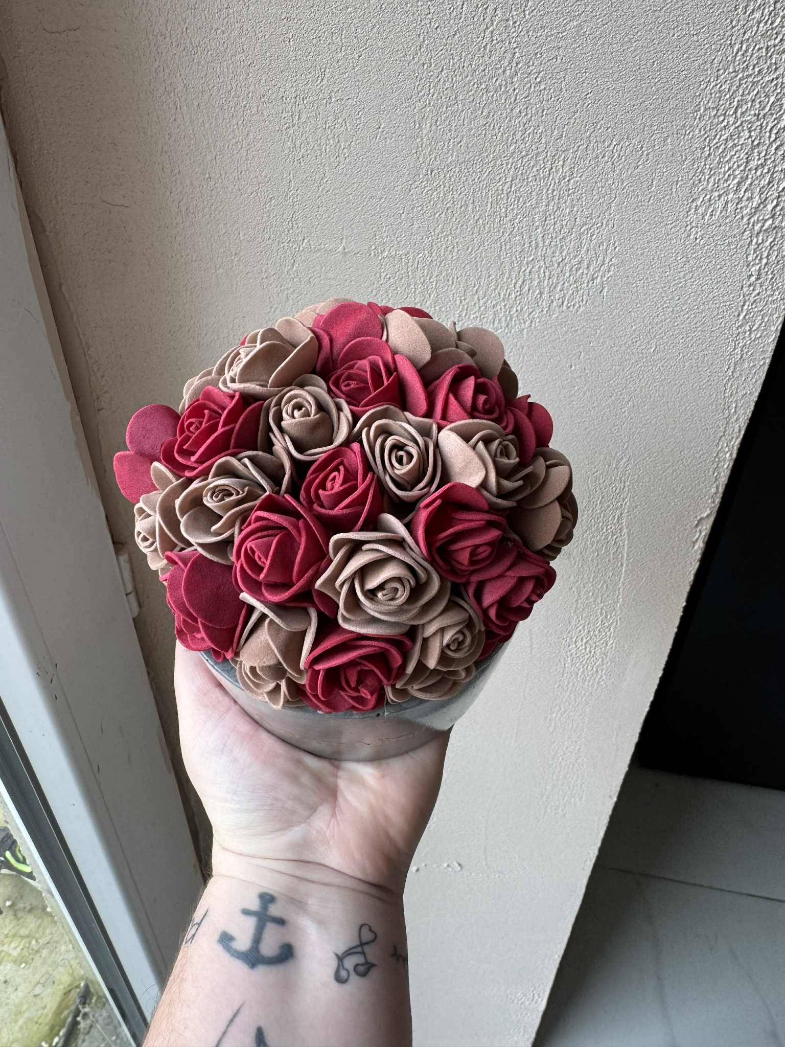 Pot ovale jesmonite et fleurs artificielles