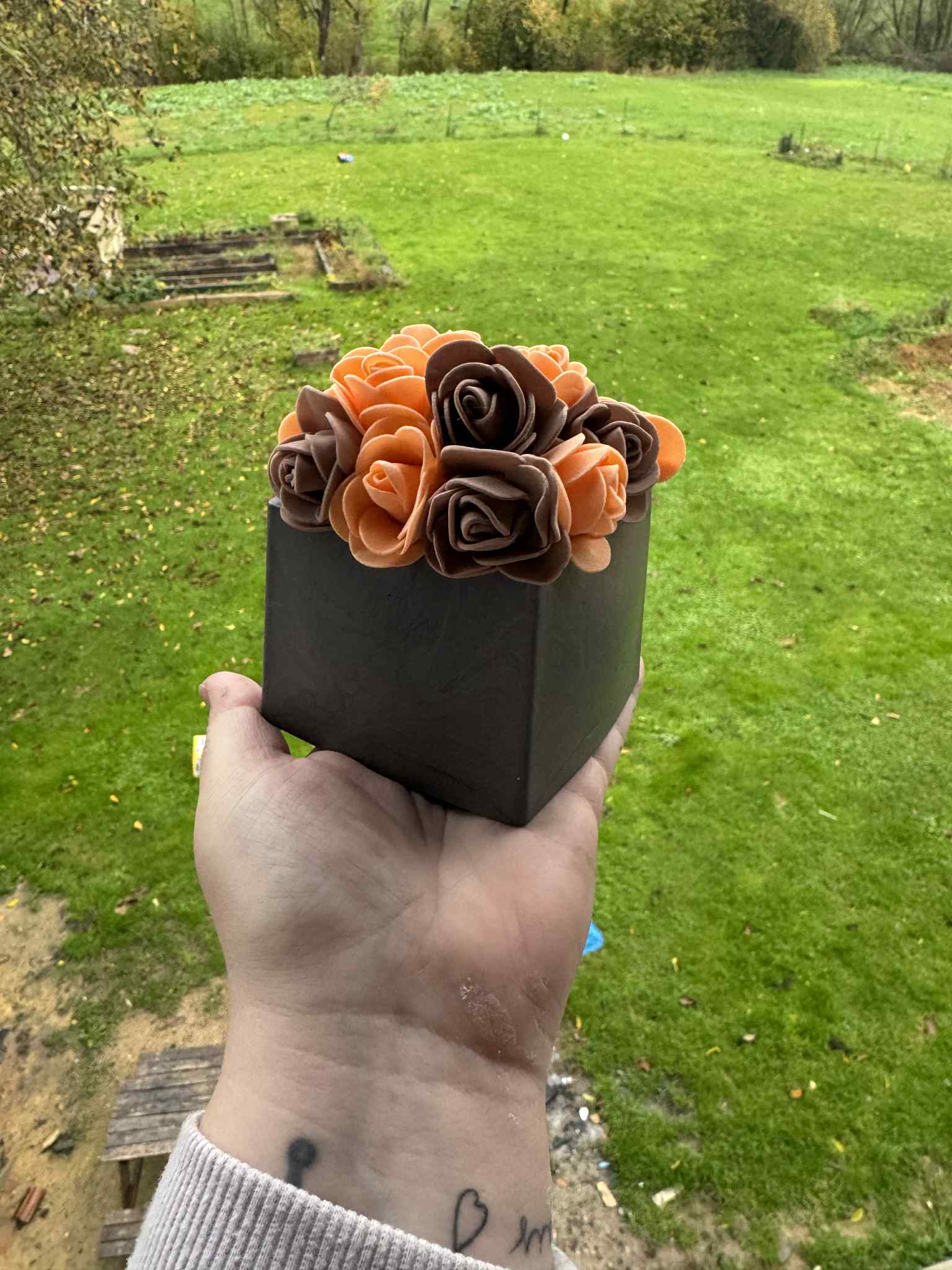 Pot carré jesmonite et fleurs artificielles